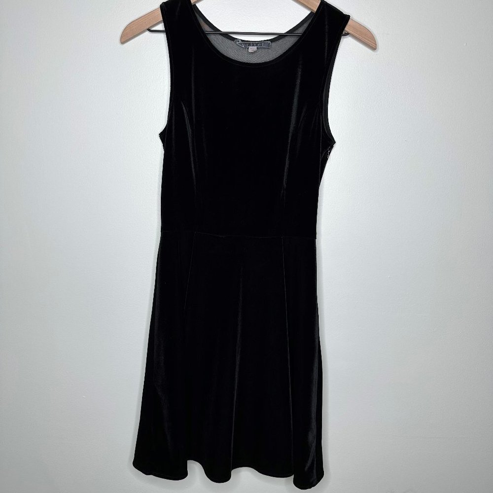 VELVET BY GRAHAM & SPENCER Black Velvety Cocktail Mini Dress / Size M